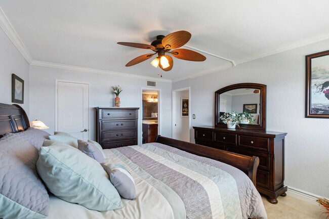 Building Photo - 1160 Hillsboro Mile