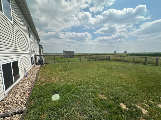 Building Photo - 4 Bedroom Townhome