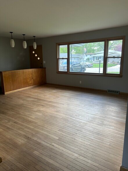 Building Photo - 2010 Richard St