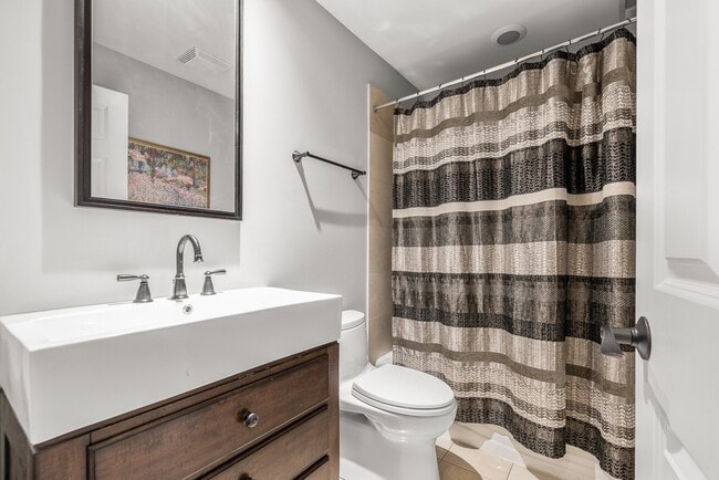 Building Photo - 3635 N Wilton Ave