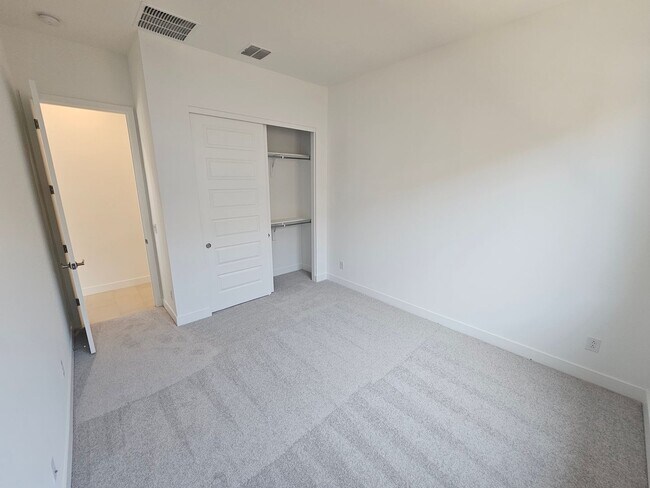 Building Photo - Beautiful and spacious