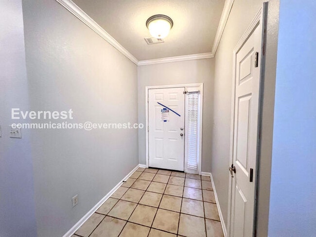 Building Photo - 3 Bed, 2 Bath Home with Garage / Available Now!