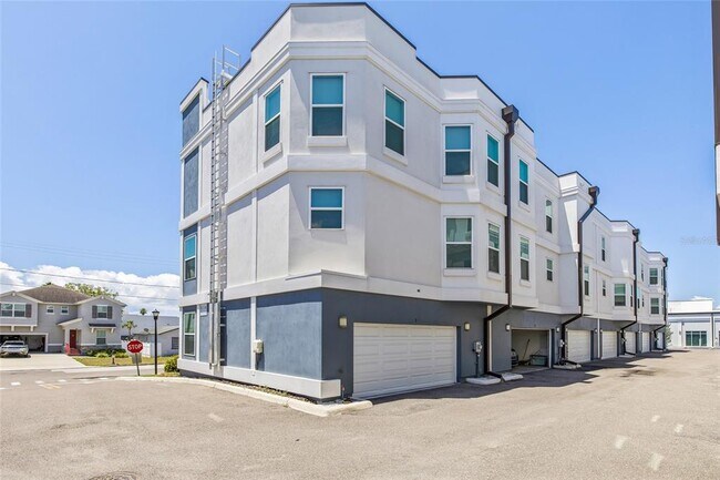 Building Photo - 1523 W North B St