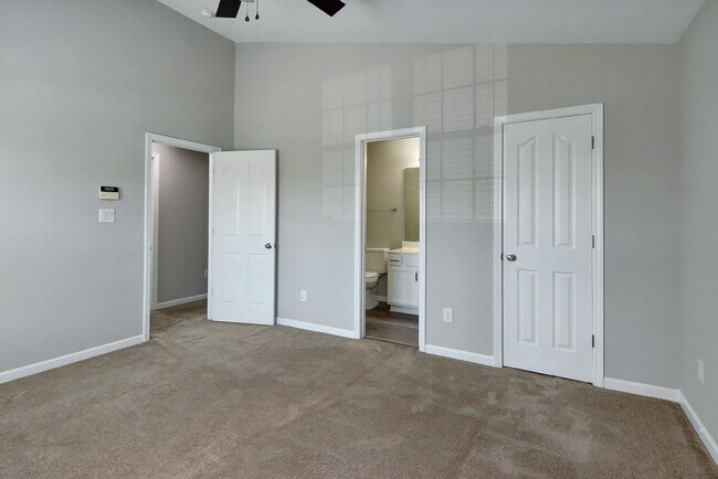 Building Photo - Beautiful 2 bed 2.5 bath Condo. Move-in Re...