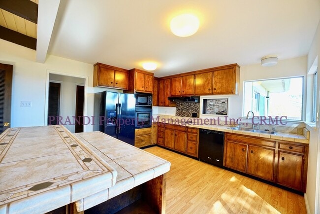 Building Photo - "Charming 3-Bedroom Sanctuary in San Rafael – Spacious 2,250 Sq Ft Home with 2 Full Baths!"