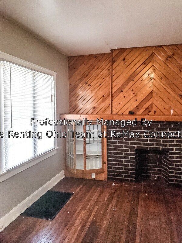 Primary Photo - 325 Columbian Ave