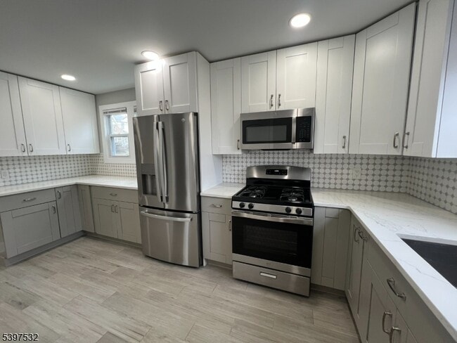 Building Photo - 20 Van Dyke Pl