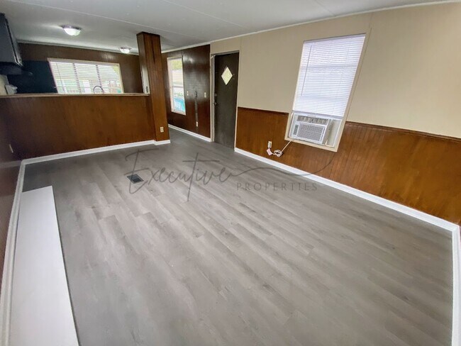 Building Photo - For Rent: 2-Bedroom Mobile Home in Sulphur...