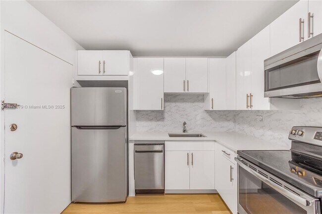 Building Photo - 5555 Collins Ave