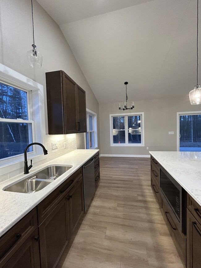 Building Photo - 1112 Reserve St N