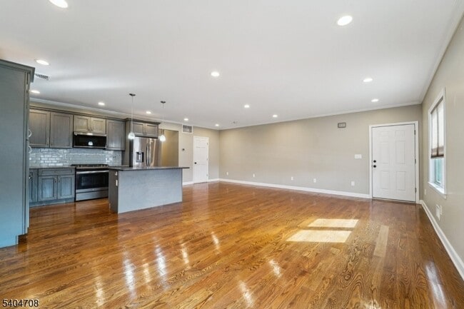 Building Photo - 204 Harrison St