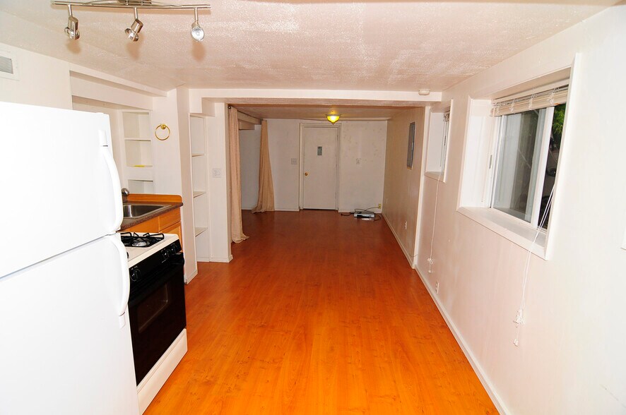 Building Photo - 809 S Summit Ave