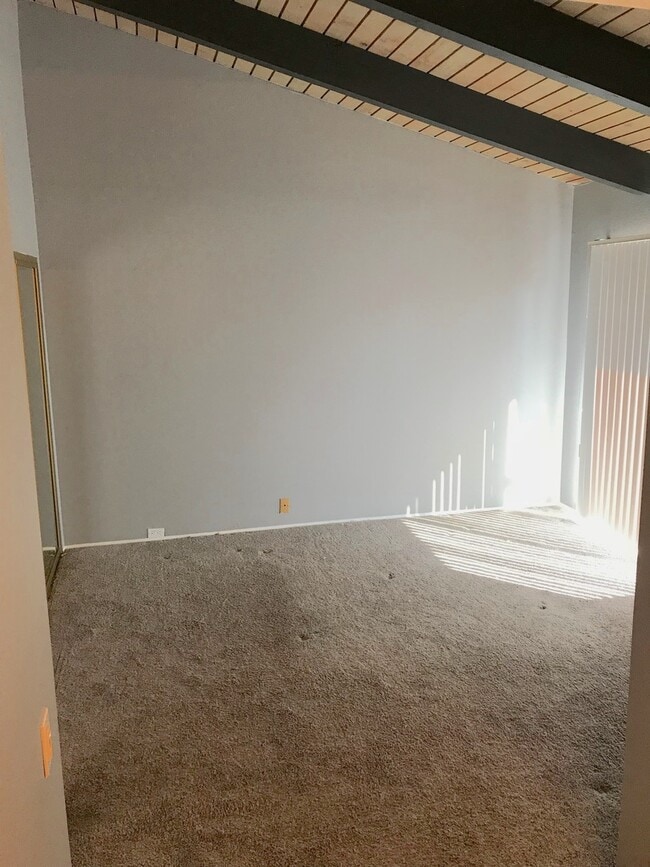 Building Photo - M/I SPECIAL - Remodeled Townhome in Point ...