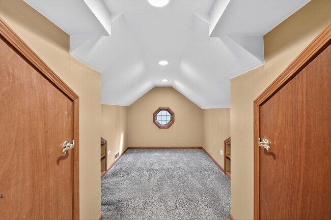 Building Photo - 1163 Shoreline Dr