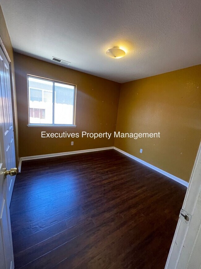 Building Photo - 1308 Fairway Dr