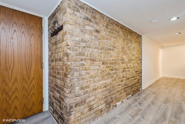 Building Photo - 4011 N Kenmore Ave