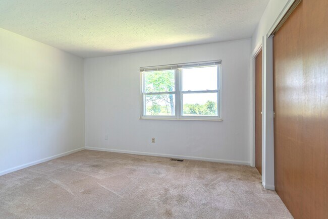 Building Photo - 1047 Alpine Ct