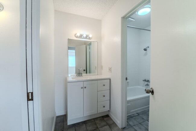 Building Photo - Cute remodeled unit!