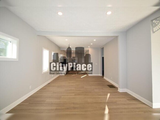 Building Photo - 2224 N Kenwood Ave