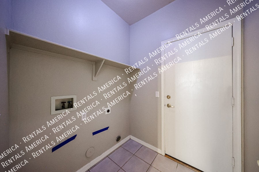 Building Photo - 13874 W Wilshire Dr