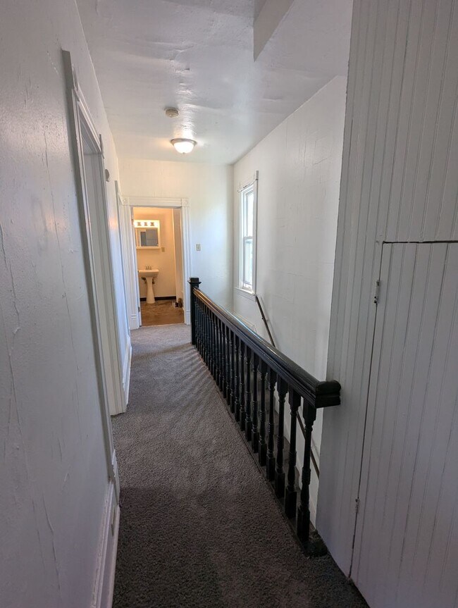 Building Photo - 3 Bedroom 1 Bathroom Single Family Home wi...