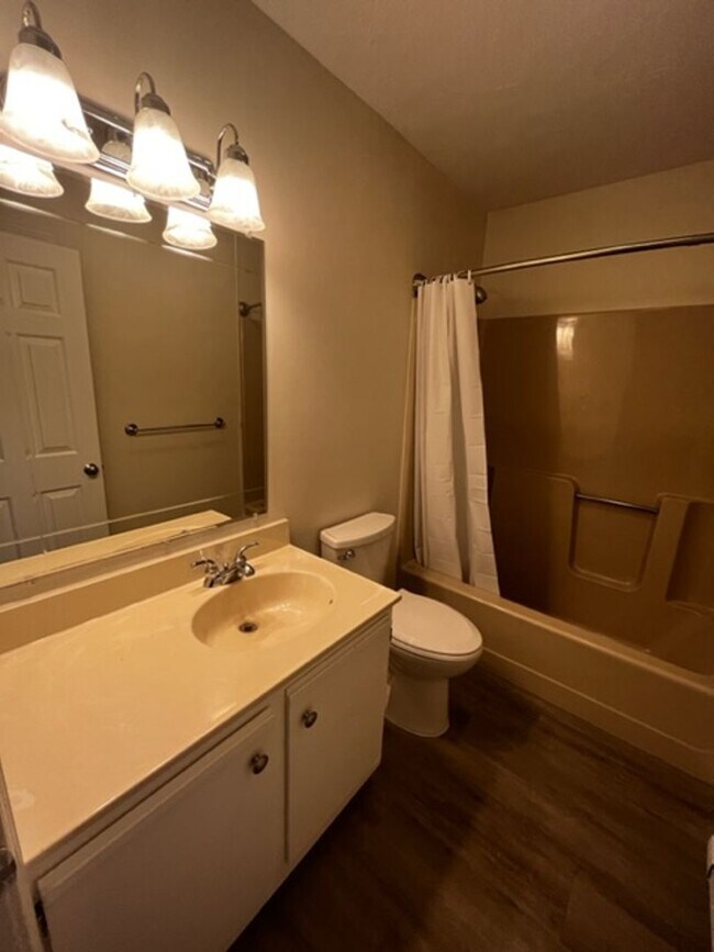 Building Photo - Gorgeous Renovated Townhouse!