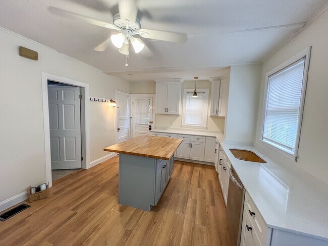 Building Photo - 263 Waverley St