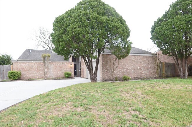 Building Photo - 2023 Woodland Springs St