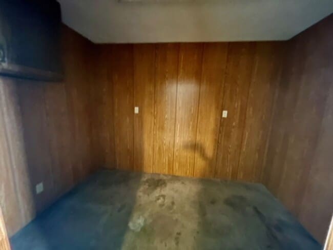 Building Photo - 3839 N Stewart Ave