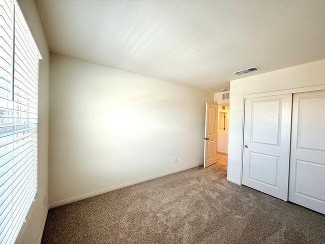 Building Photo - Modern 3BR Home - Prime Location