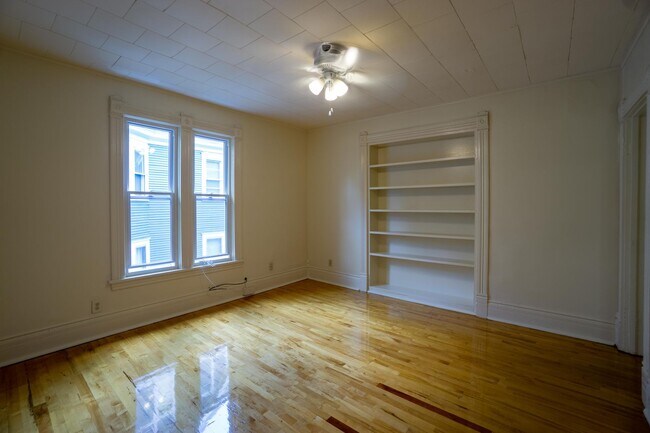 Building Photo - Newly renovated second floor flat availabl...