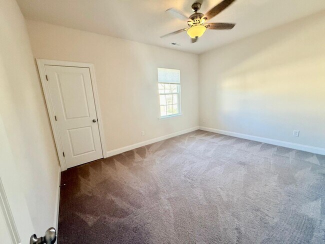 Building Photo - 127 Heathbrook Ln