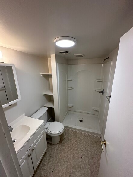 Building Photo - 1138 E Shore Dr