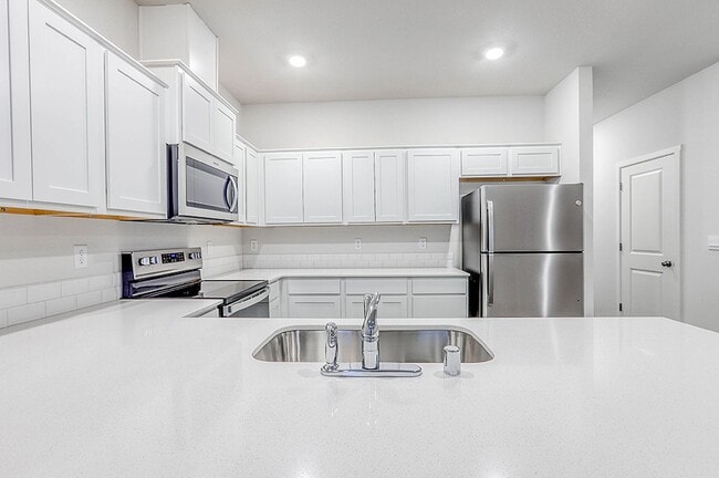 Building Photo - 3 Bedroom 2.5 Bathroom Home with Beautiful Finishes!!