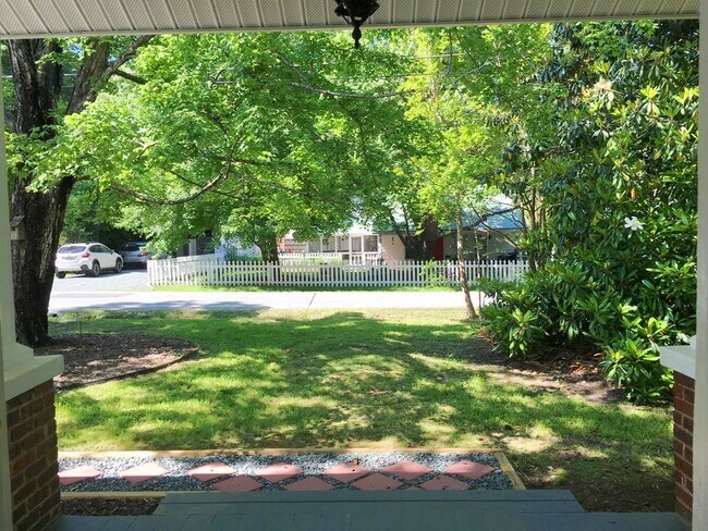 Building Photo - Stunning, renovated 7br home in the heart of Carrboro! Walk to downtown w/ ease, walk or bike to ...