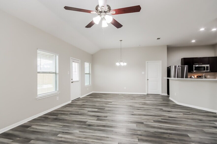 Building Photo - 21447 Sullivan Forest Dr
