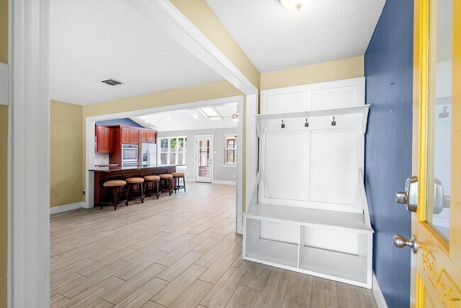 Building Photo - 3010 Westerland Dr