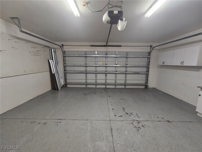 Building Photo - 3514 SE Santa Barbara Pl