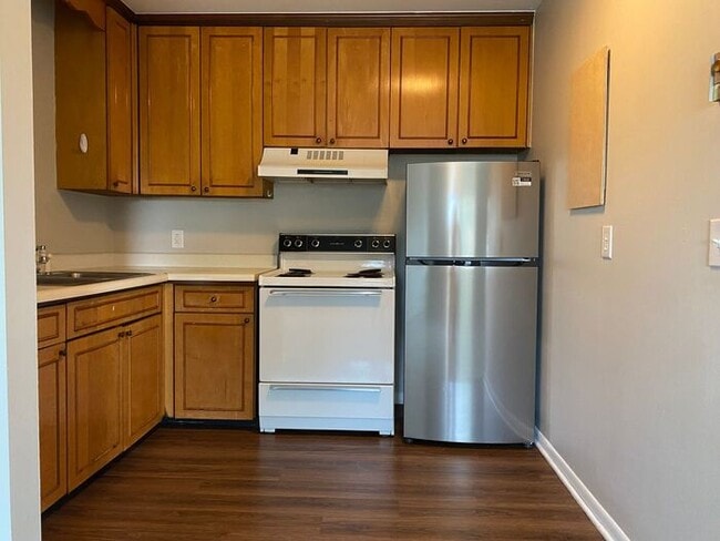 Building Photo - Remodeled 1 Bedroom Apartment!!! Walk to t...