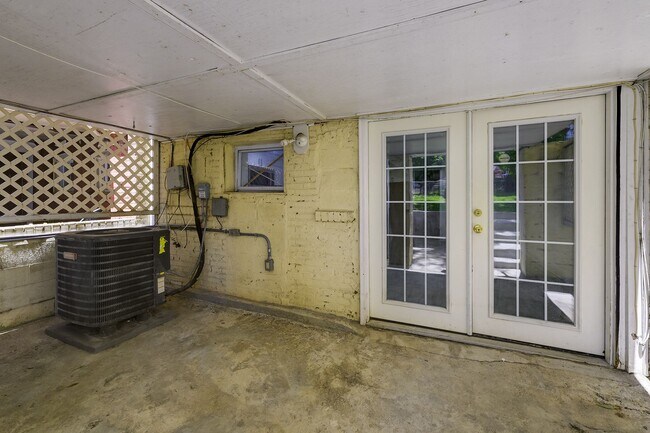 Building Photo - Charming & Renovated Petworth Rowhouse with Parking -  Available Now!