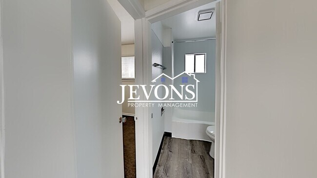 Building Photo - Spacious 3-Bedroom Home in Yakima with Fenced Yard & Driveway Parking