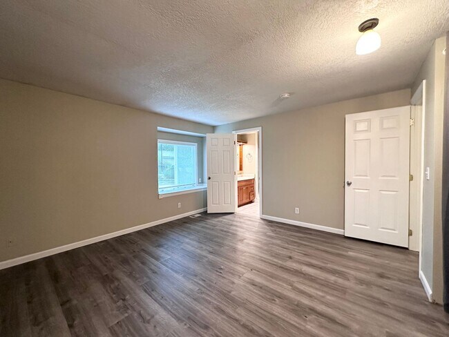 Building Photo - Single Family Home in Beaverton, OR 6 Beds 3 Baths w/ Double Car Garage!