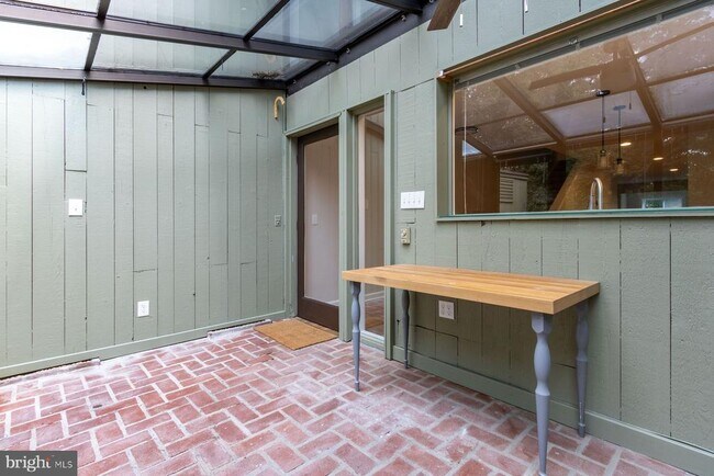 Building Photo - 7 Belaire Way