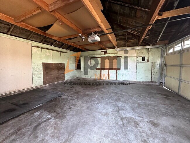 Building Photo - 202 E 250 S