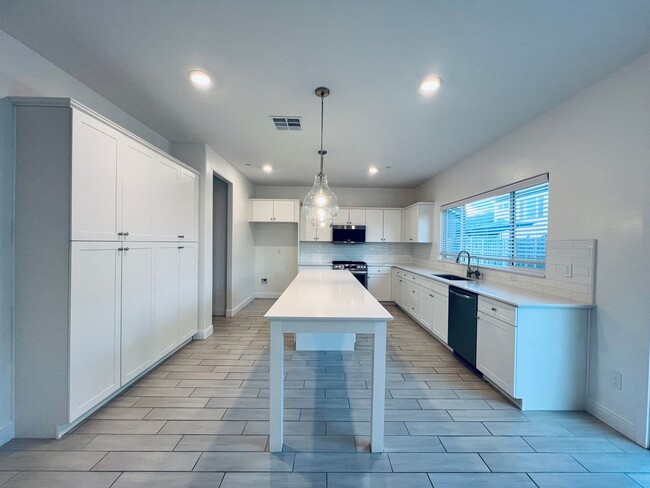 Building Photo - Beautiful Lennar 4-Bedroom Home with Resor...