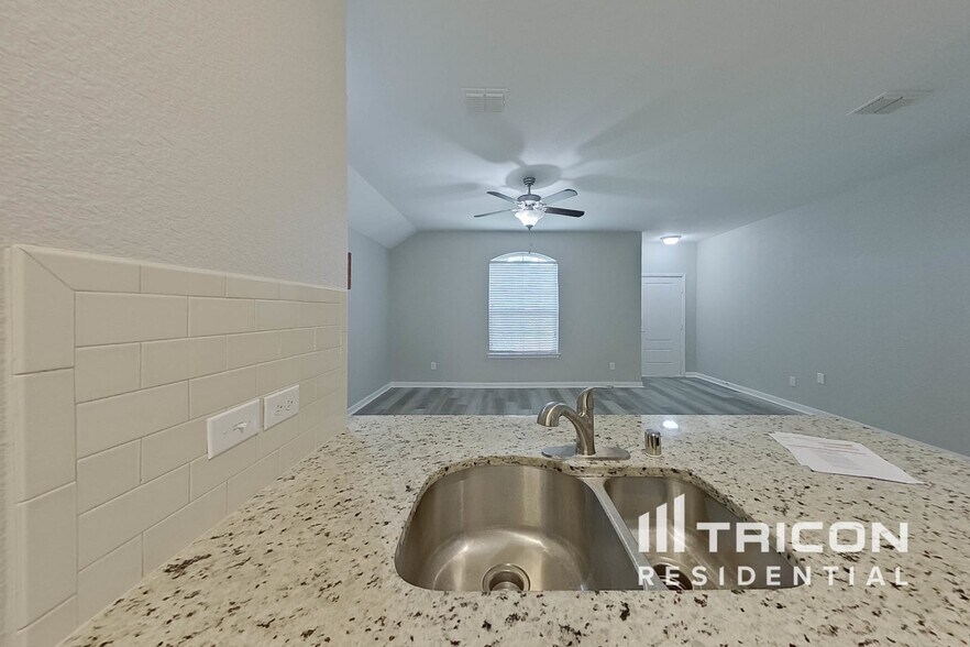 Building Photo - 1214 Cres View Dr