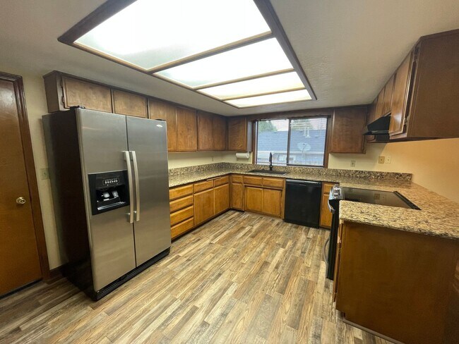 Building Photo - Desirable East Medford Single Story
