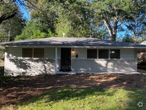 Building Photo - 3 Bedroom in Forest Hills !