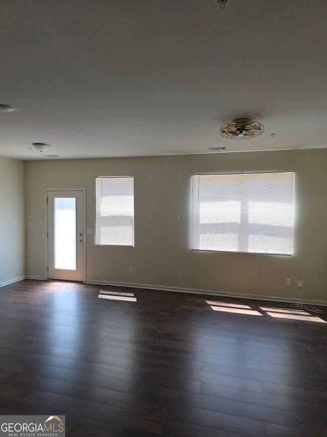 Building Photo - 1610 Larkspur Trl