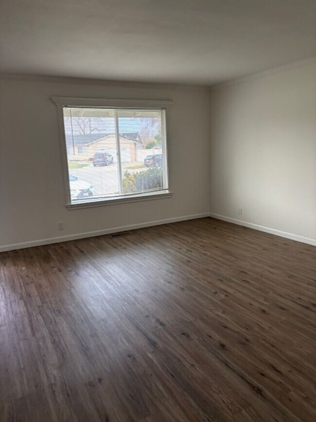 Building Photo - Large 2-Story home in a quiet Cul-de-sac